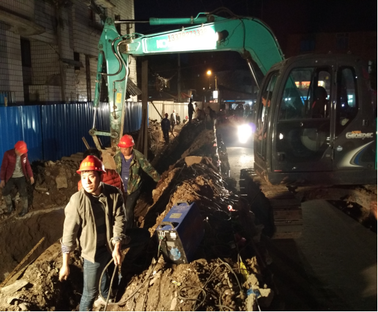 徹夜奮戰 遷改管線(xiàn) 支持城市建設