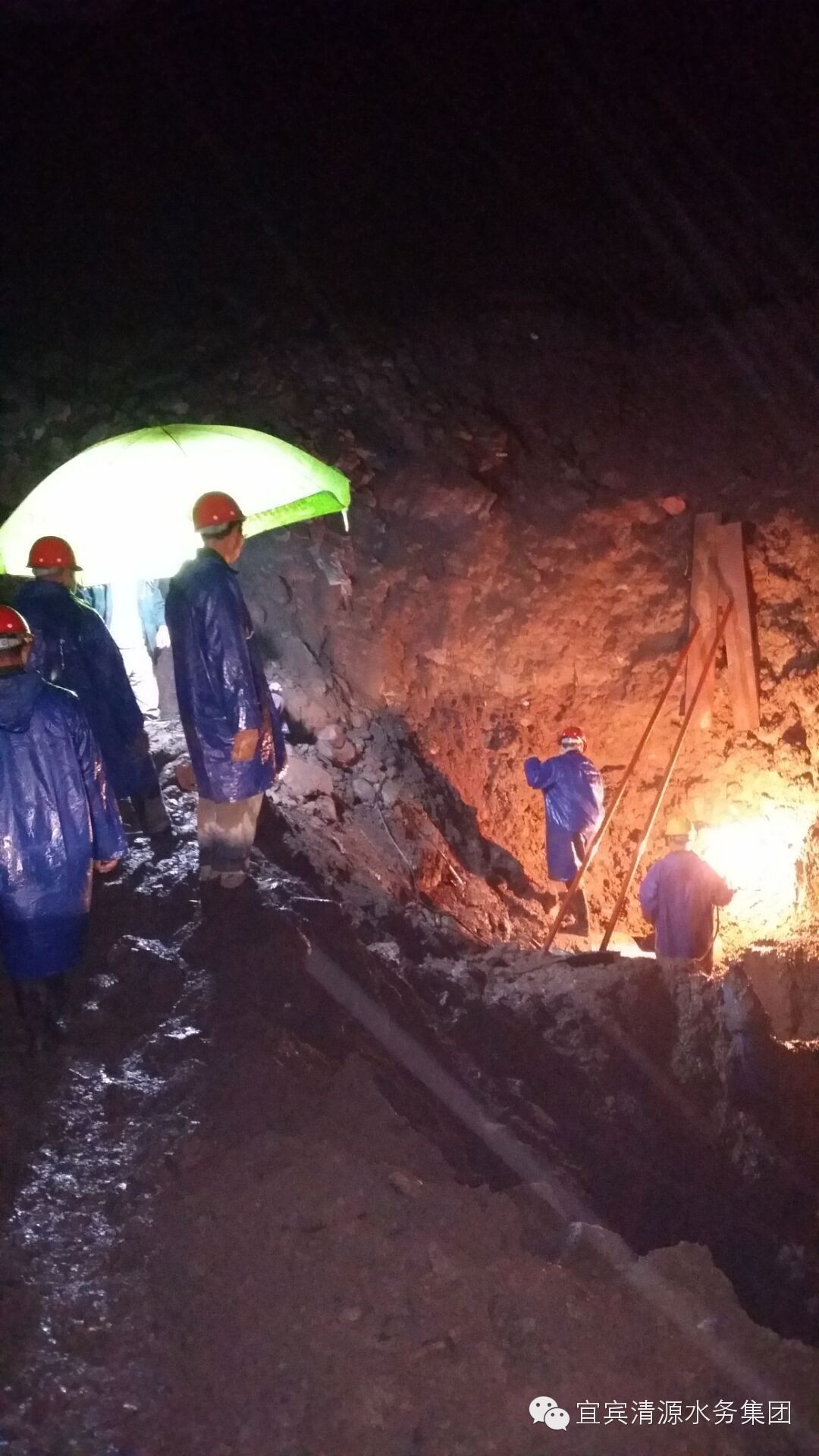 排除萬(wàn)難  全力搶險