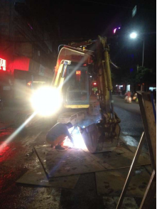 水司、交警等多方通力協(xié)作  快速處置忠孝街自來(lái)水爆管搶修