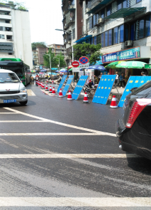 水司、交警等多方通力協(xié)作  快速處置忠孝街自來(lái)水爆管搶修