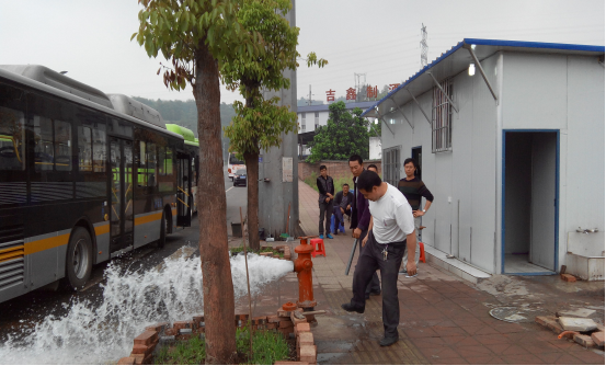 積極開(kāi)展消防栓檢查   確?？h城消防安全