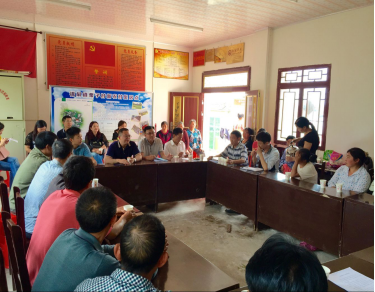 農忙時(shí)節送化肥  扶貧助農創(chuàng  )增收