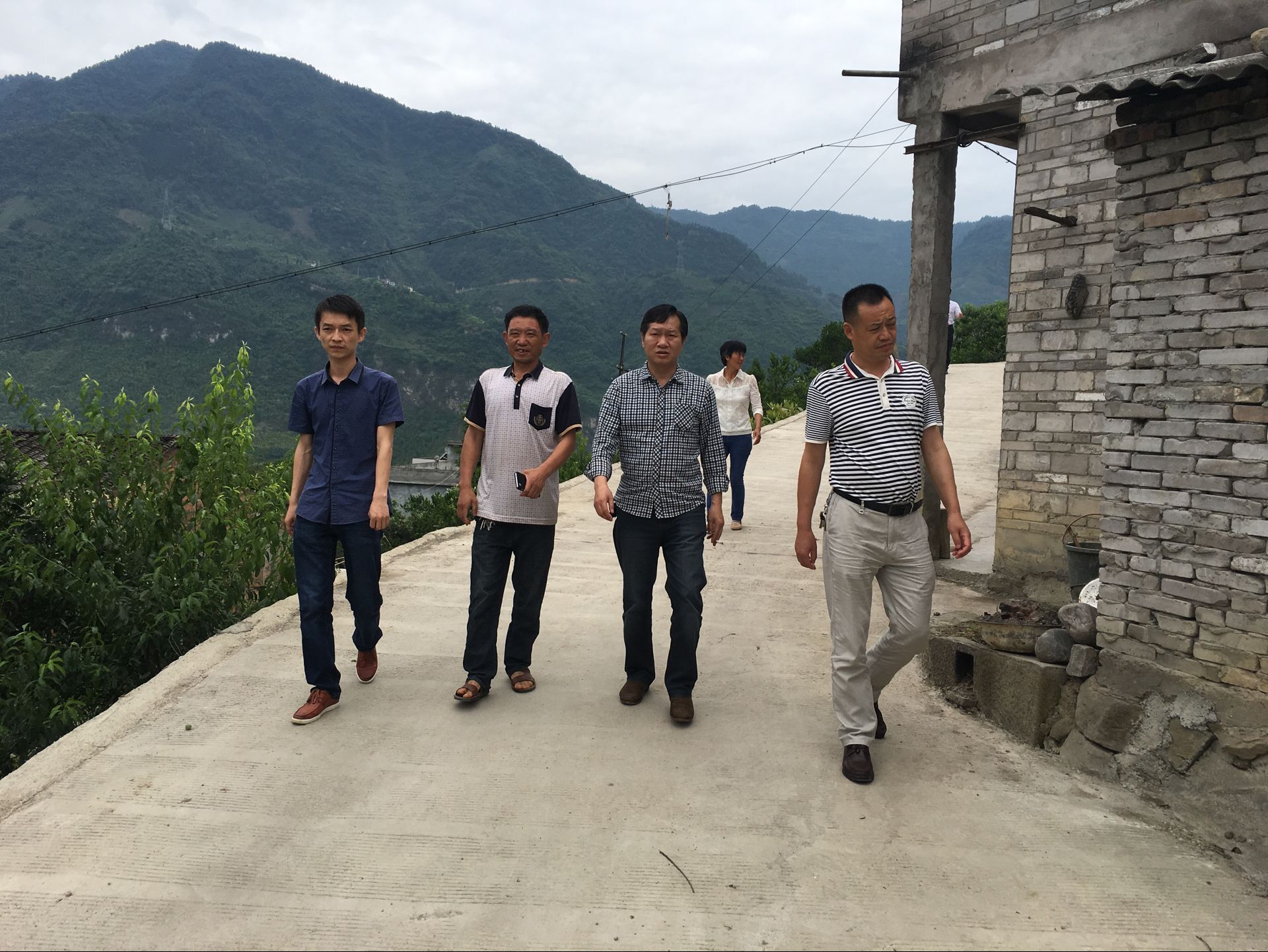 助力基礎設施建設 夯實(shí)群眾脫貧路基