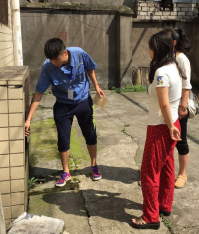 營(yíng)銷(xiāo)部進(jìn)社區開(kāi)展 “扶貧救助獻愛(ài)心 便民服務(wù)為群眾”活動(dòng)