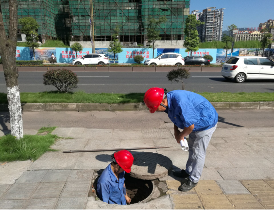 頂著(zhù)烈日 冒著(zhù)酷暑 對臨港轄區管線(xiàn)進(jìn)行巡查