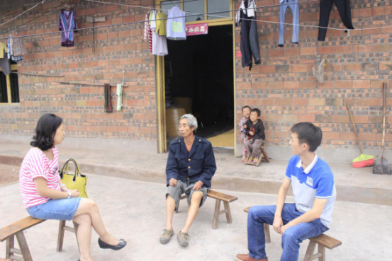 集團公司領(lǐng)導到屏山縣栗子村慰問(wèn)調研