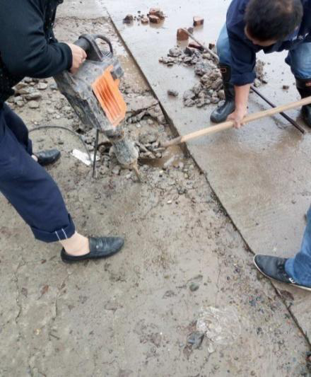 營(yíng)銷(xiāo)部查漏維修緊密配合 及時(shí)解決菜壩五星村水壓?jiǎn)?wèn)題