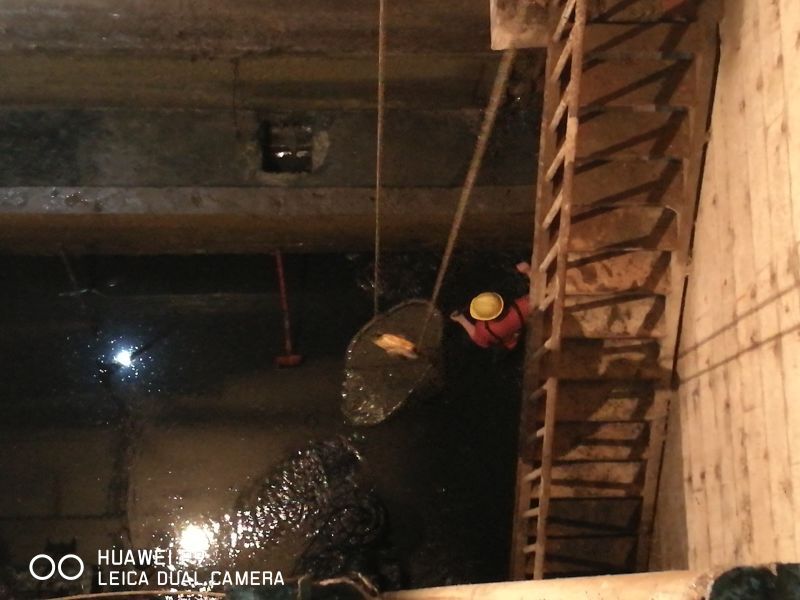 及時(shí)清淤排堵 保障泵站運行