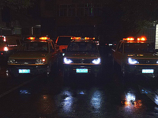 連夜奮戰沖洗管網(wǎng) 保障市民用水安全