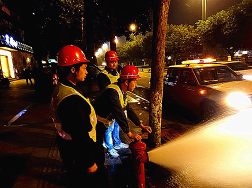 連夜奮戰沖洗管網(wǎng) 保障市民用水安全