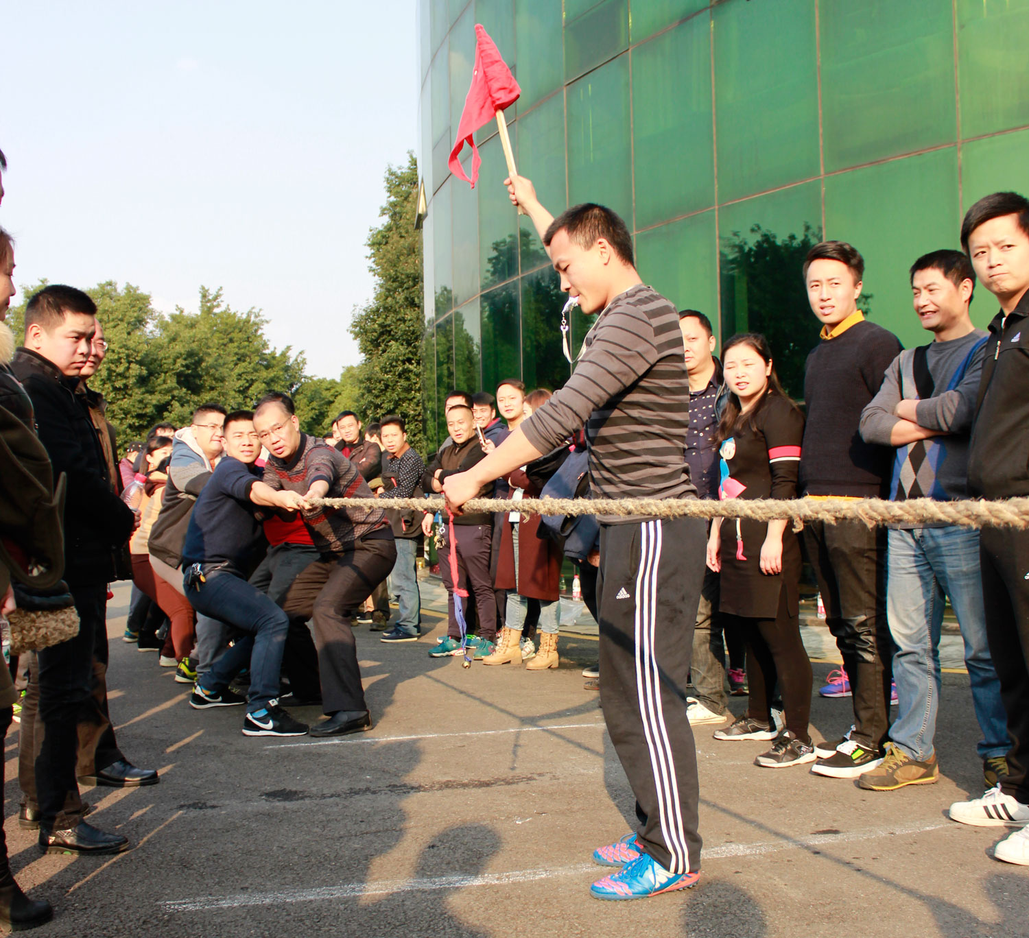 斗志昂揚共拔河 齊心協(xié)力創(chuàng  )佳績(jì)