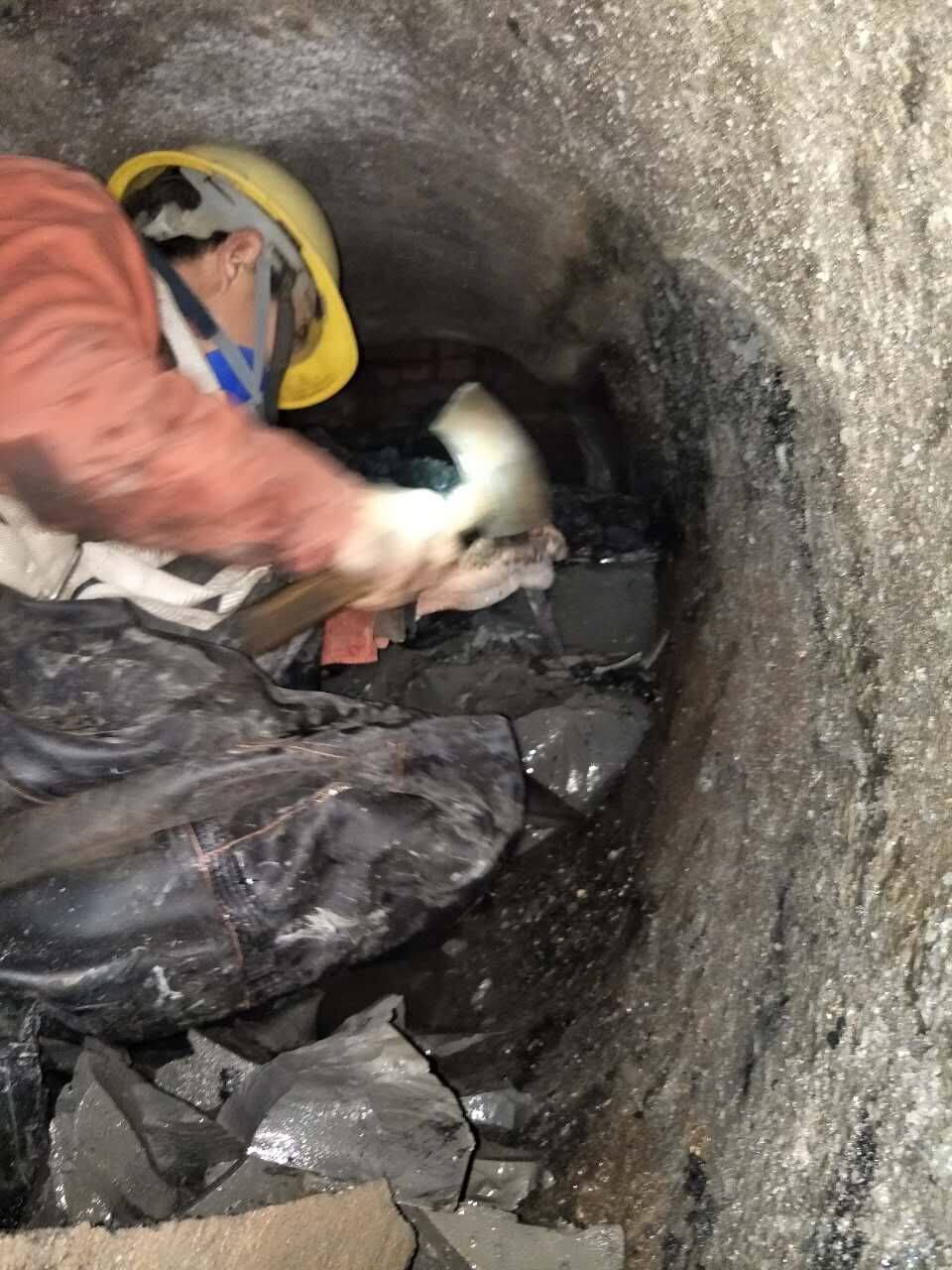 連續奮戰完成截污干管沉渣清掏工作