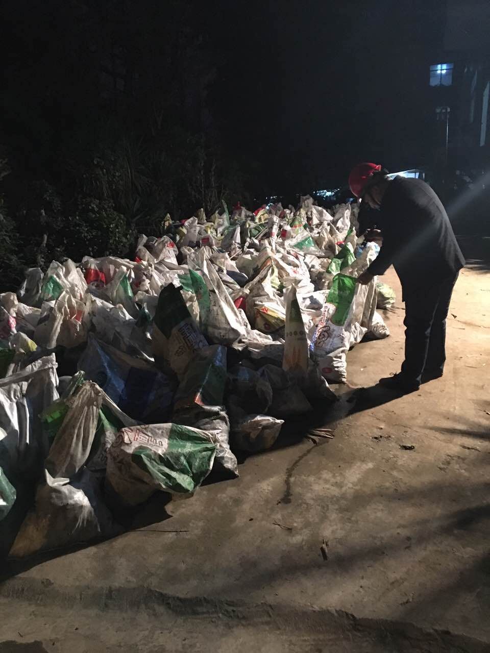 連續奮戰完成截污干管沉渣清掏工作