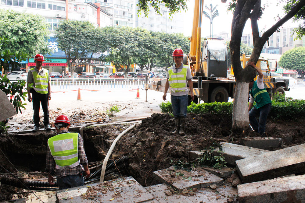 爭分奪秒齊奮戰 搶險鐵軍逞英豪