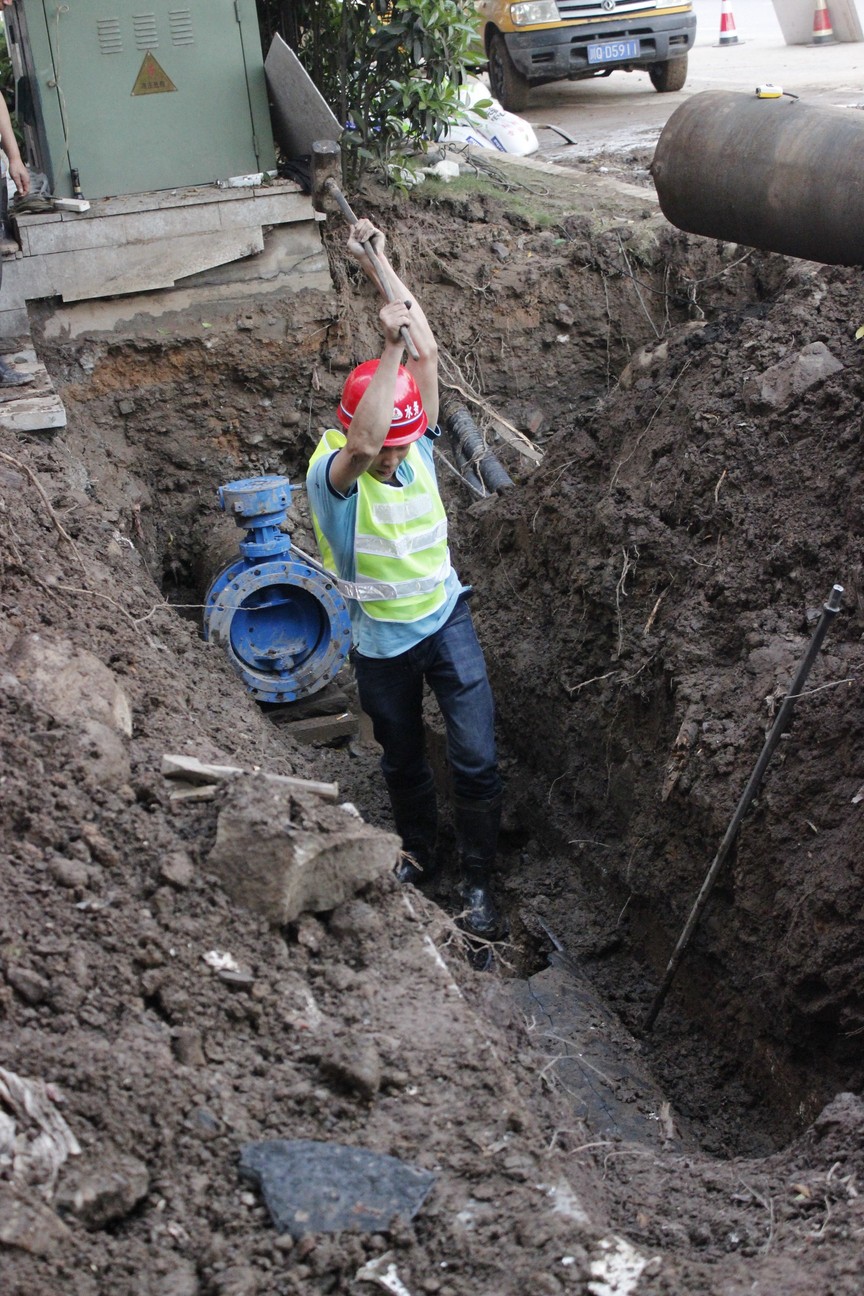 爭分奪秒齊奮戰 搶險鐵軍逞英豪