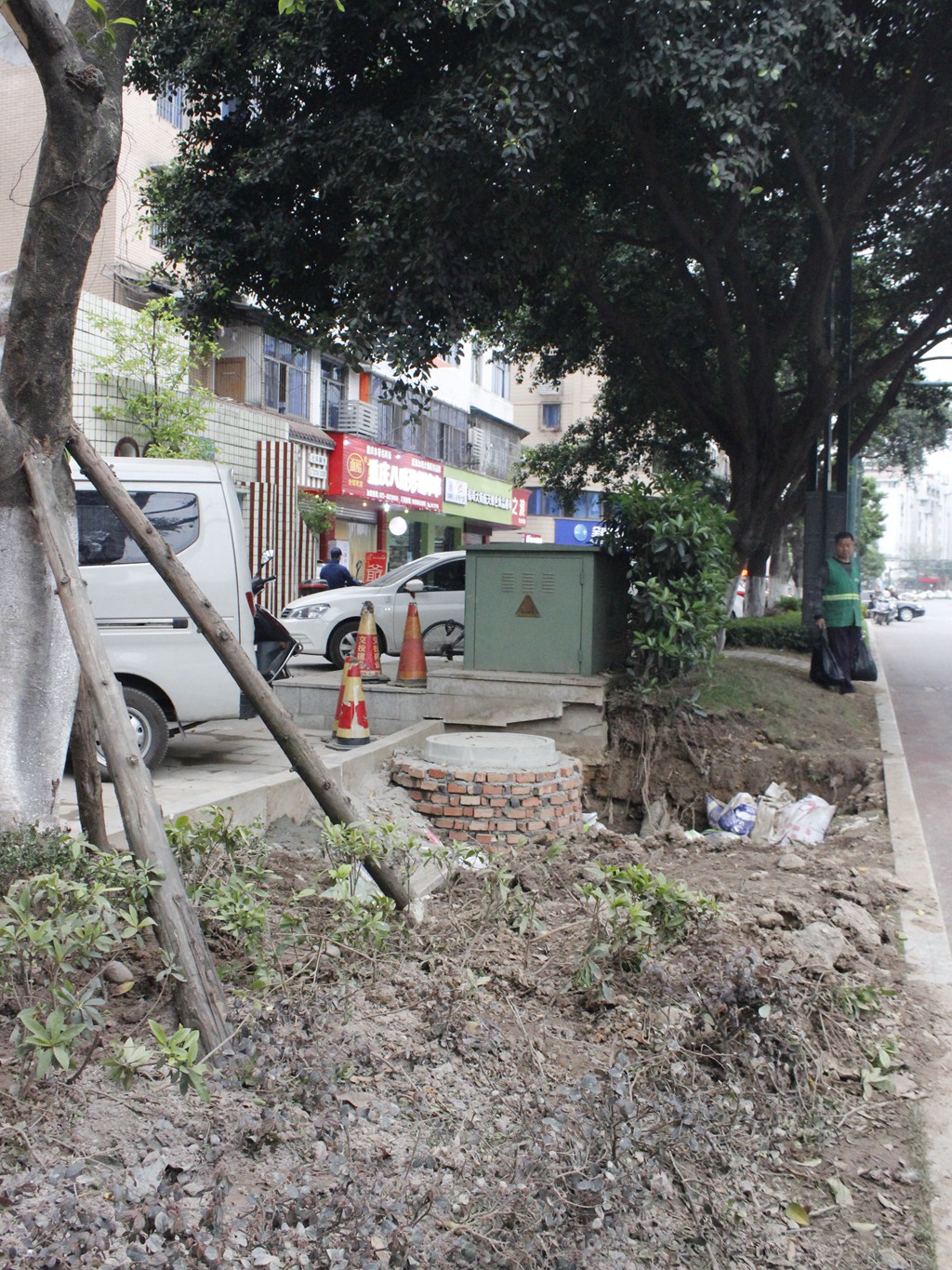 爭分奪秒齊奮戰 搶險鐵軍逞英豪