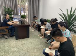 談心談話(huà)傳達精神  腳踏實(shí)地完成使命