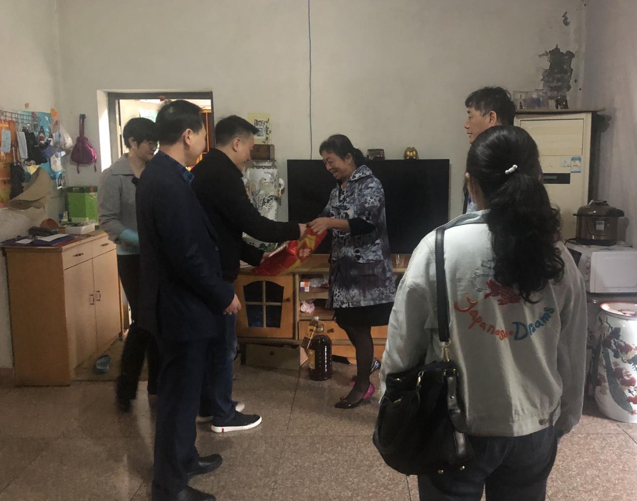 走訪(fǎng)慰問(wèn)困難戶(hù)，真情關(guān)愛(ài)暖人心