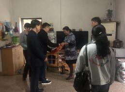 走訪(fǎng)慰問(wèn)困難戶(hù)，真情關(guān)愛(ài)暖人心