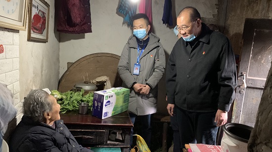 集團公司慰問“雙包雙?！鄙鐓^(qū)困難群眾