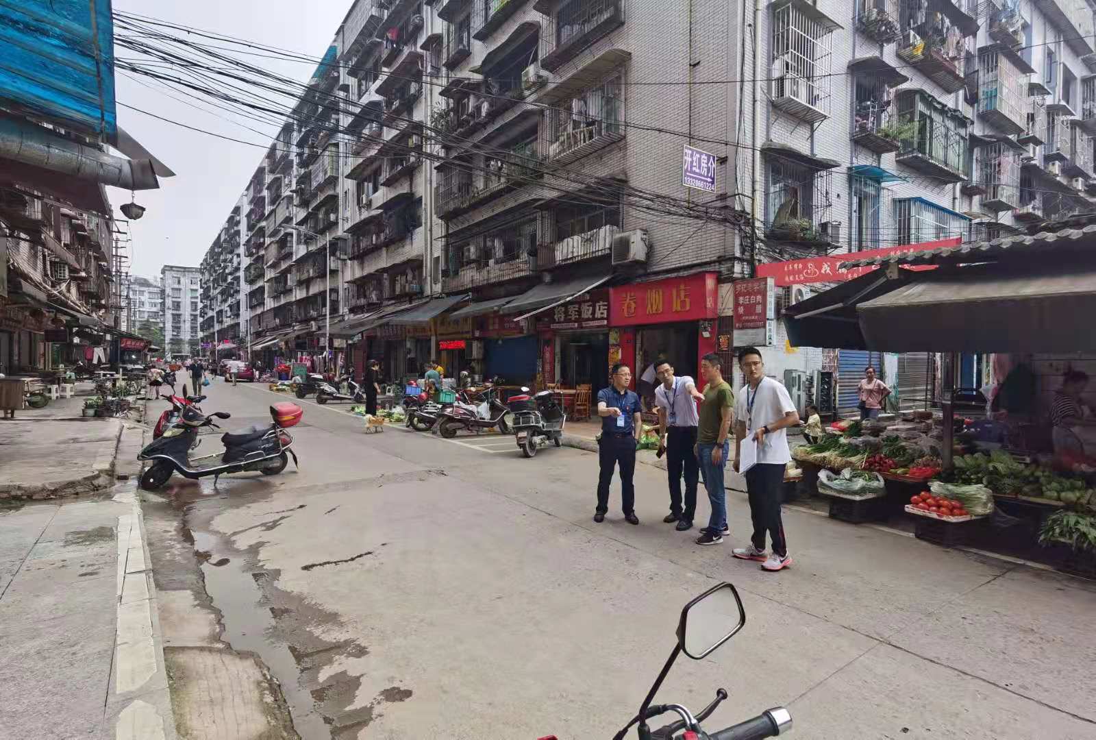 集團(tuán)公司黨委書記、董事長(zhǎng)周燕賓調(diào)研社區(qū)管 道遷改工程