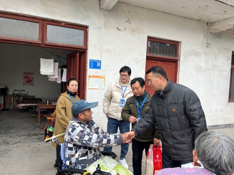 走訪(fǎng)慰問(wèn)特困戶(hù) 真情關(guān)愛(ài)暖人心