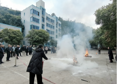 實操練技強(qiáng)本領(lǐng) 協(xié)同聯(lián)動筑防線——工程分公司聯(lián)合調(diào)度指揮中心開展滅火實操消防演練